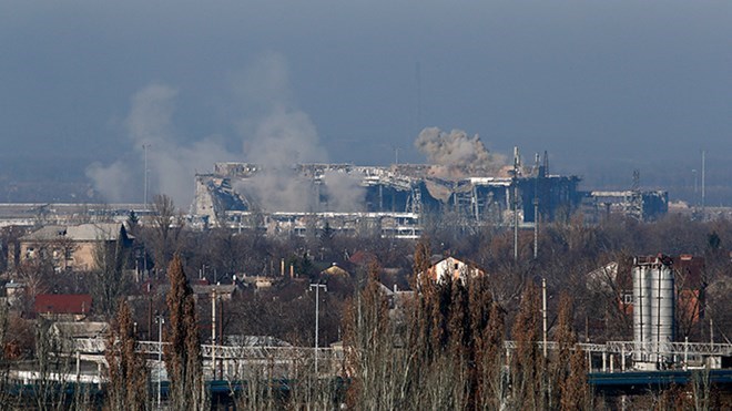 Khói bốc lên do chiến sự từ sân bay Donetsk hồi tháng 11/2014. (Nguồn: RT)