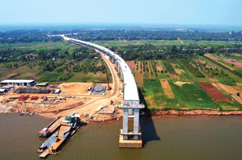 Cây cầu Neak Loeung dài nhất Campuchia bắc qua sông Mekong. Ảnh: Phnompenh Post.