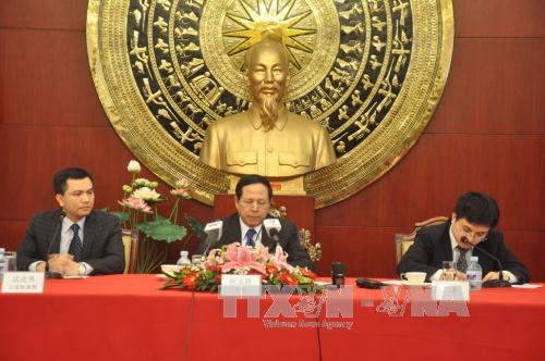 Đại sứ Nguyễn Văn Thơ (giữa) phát biểu tại buổi họp báo. Ảnh: Thu Yến Kiên - Phóng viên TTXVN tại Trung Quốc