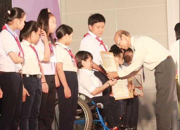 Đại diện Hội Khuyến học tỉnh trao học bổng cho các học sinh khuyết tật