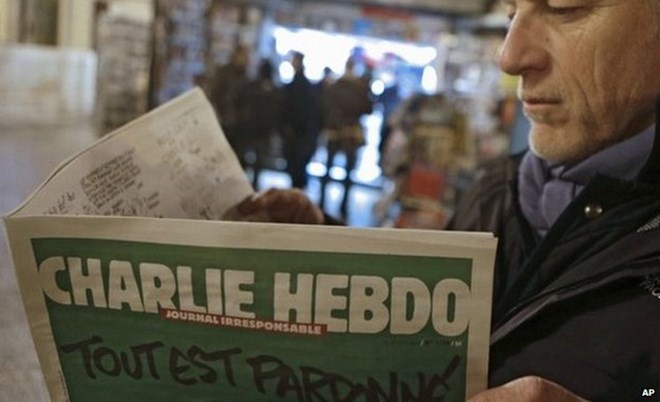 Một người đàn ông đang đọc ấn phẩm của Charlie Hebdo. (Nguồn: AP)