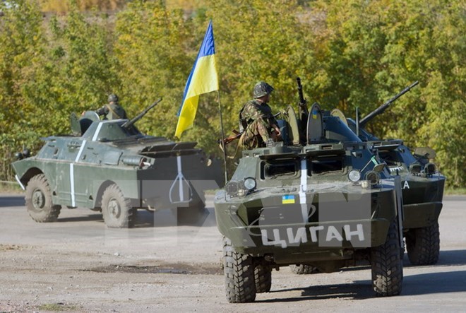 Xe quân sự Ukraine tuần tra gần Debaltseve thuộc tỉnh Donetsk ngày 1/10. (Nguồn: AFP/TTXVN)