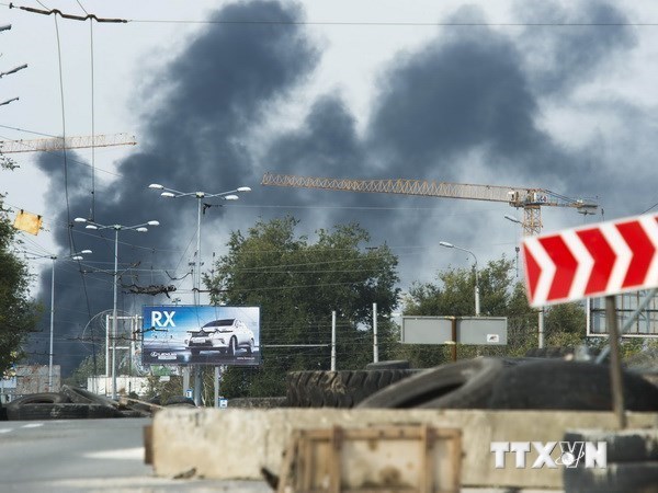 Khói bốc lên từ sân bay Donetsk ngày 23/9. (Nguồn: AFP/TTXVN)