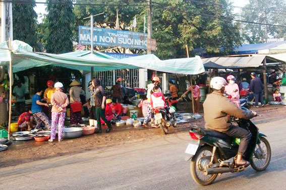 Nhiều người dân buôn bán vô tư lấn chiếm mặt bằng trường mầm non Suối Nho, huyện Định Quán.