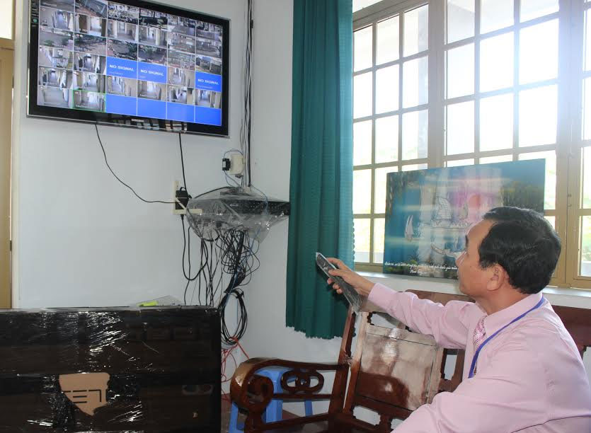 Thầy Nguyễn Duy Phúc đang quản lý trường học thông qua hệ thống camera của nhà trường.