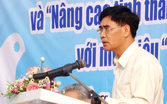 Phó chủ tịch UBND tỉnh Trần Văn Vĩnh phát biểu tại lễ ra quân.