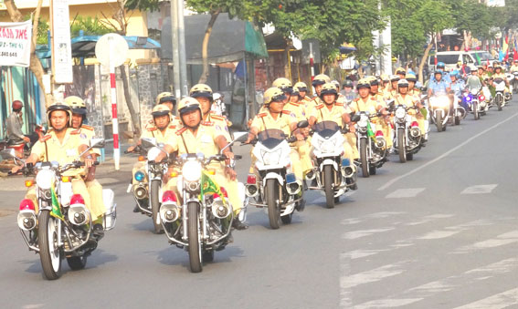 Diễu hành cổ động năm ATGT 2015 qua các tuyến đường ở thành phố Biên Hòa.