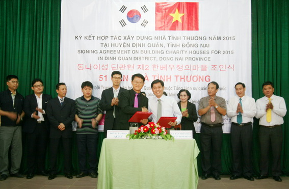 Đại diện UBND huyện Định Quán ký kết hợp tác xây dựng nhà tình thương năm 2015 với ACEF