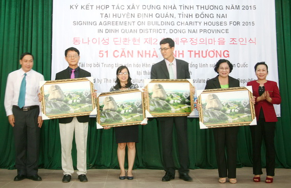 Lãnh đạo Huyện ủy, UBND huyện Định Quán trao tặng quà kỷ niệm cho các nhà tài trợ phía Hàn Quốc và Liên hiệp các tổ chức hữu nghị tỉnh