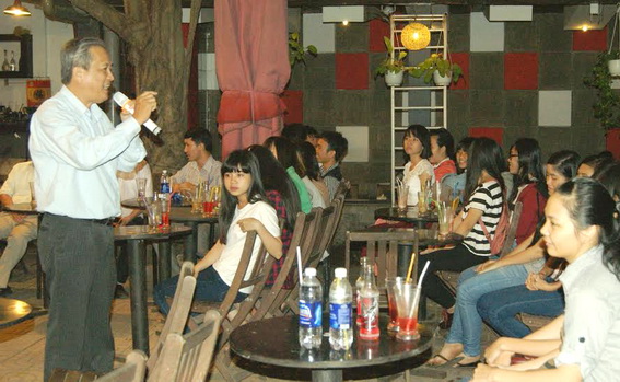 Trưởng ban Dân vận Tỉnh ủy Huỳnh Văn Tịnh dặn dò sinh viên tại buổi họp mặt