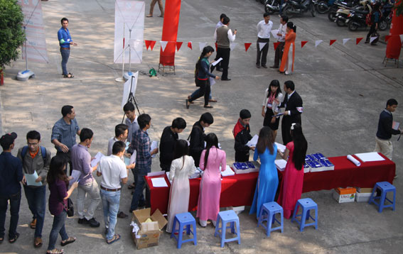  Sinh viên trật tự xếp hàng lấy phiều đăng ký tham gia ngày hội việc làm.