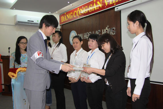 Đại diện Bộ Kinh tế - công thương Nhật Bản trao chứng nhận “Văn hóa hóa doanh nghiệp Nhật Bản cho sinh viên”