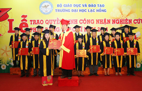 NGND-TS Đỗ Hữu Tài, Chủ tịch HĐQT, Hiệu trưởng Trường đại học Lạc Hồng trao bằng tốt nghiệp cho các tân thạc sĩ. (Ảnh: C.Nghĩa)
