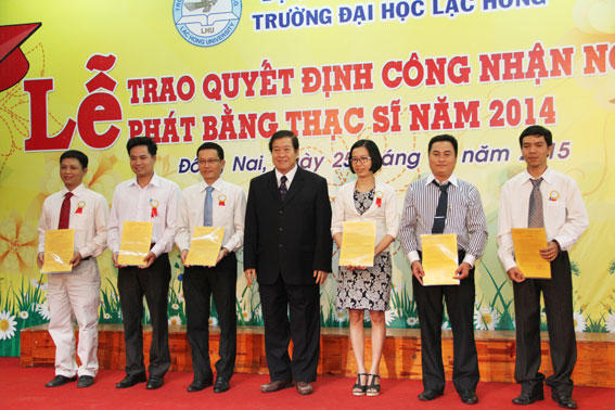 NGND-TS Đỗ Hữu Tài, Chủ tịch HĐQT, Hiệu trưởng Trường đại học Lạc Hồng trao Quyết định công nhận nghiên cứu sinh, trình độ tiến sĩ 