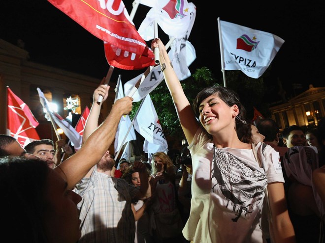 Người ủng hộ đảng cánh tả Syriza ăn mừng chiến thắng trên đường phố thủ đô Aten. (Ảnh: businessinsider.com.au)
