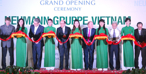 Phó chủ tịch UBND tỉnh Nguyễn Phú Cường (áo trắng) cắt băng khánh thành nhà máy chế biến cà phê công suất 26 tấn/ giờ của Công ty Neumann Gruppe Việt Nam.