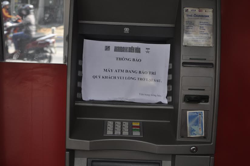 Máy ATM của Agribank đối diện với Trường Đại học Lạc Hồng đang ngưng hoạt động (Ảnh chụp sáng ngày 26-1)