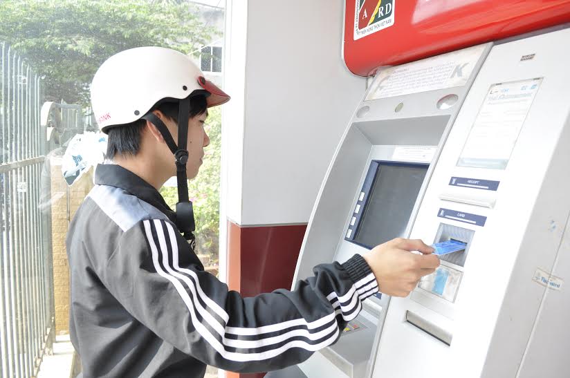 Khách hàng rút tiền tại ATM của Agribank (Ảnh chỉ mang tính minh họa)