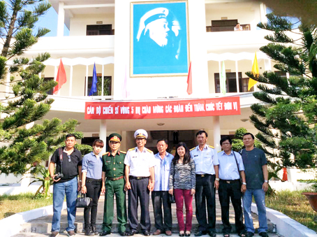 Đoàn Đồng Nai chụp ảnh lưu niệm với lãnh đạo Vùng 5 Hải quân.