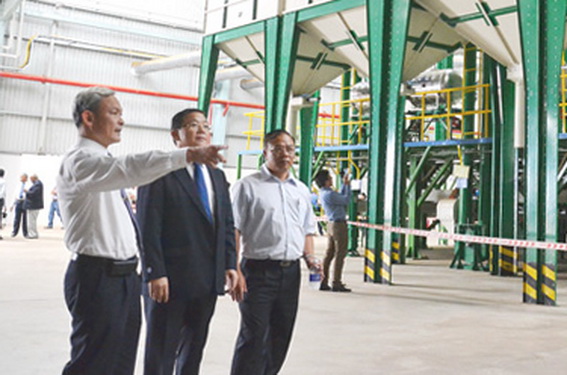 Phó chủ tịch UBND tỉnh Nguyễn Phú Cường (bên trái) thăm quan nhà máy chế biến cà phê của Neumann Gruppe Việt Nam.