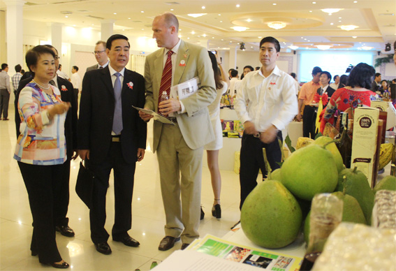 Phó Bí thư Tỉnh ủy Phan Thị Mỹ Thanh giới thiệu các sản phẩm của Đồng Nai cho doanh nghiệp Hoa Kỳ.