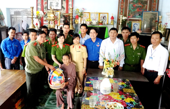 Đoàn viên, thanh niên thăm và tặng quà Mẹ Việt Nam anh hùng Thái Thị Ba, xã Phú Đông, huyện Nhơn Trạch (Ảnh: Huyện đoàn cung cấp)