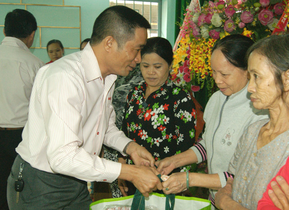 Đại diện Siêu thị Lotte Mart Đồng Nai tặng quà cho người nghèo tại phường Tân Hiệp