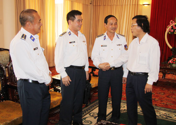 Đồng chí Bùi Quang Huy (bìa phải), Phó ban Tuyên giáo Tỉnh ủy thay mặt lãnh đạo Tỉnh ủy tiếp đoàn.