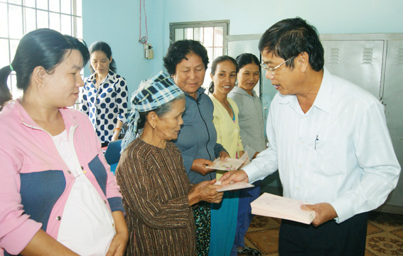Đồng chí Vy Văn Vũ,Ủy viên Ban thường vụ Tỉnh ủy, Chủ tịch Ủy ban Mặt trận Tổ quốc tỉnh tặng quà hộ nghèo