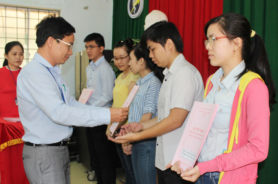 Phó giám đốc Sở Y tế Lê Quang Trung trao quyết định tuyển dụng, phân công công tác cho các tân bác sĩ.