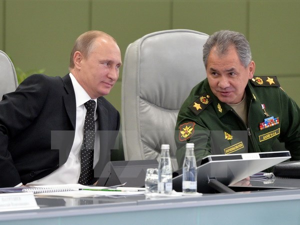 Tổng thống Vladimir Putin (trái) và Bộ trưởng Quốc phòng Nga Sergei Shoigu (phải). (Ảnh: AFP/TTXVN)