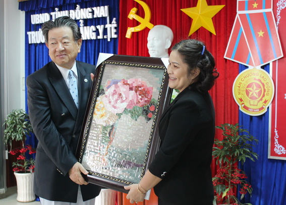 Bà Nguyễn Thị Thanh Hà, Hiệu trưởng Trường cao đẳng y tế Đồng Nai tặng quà lưu niệm cho ông Yamazaki Manabu, Chủ tịch Hiệp hội bác sĩ Nhật Bản