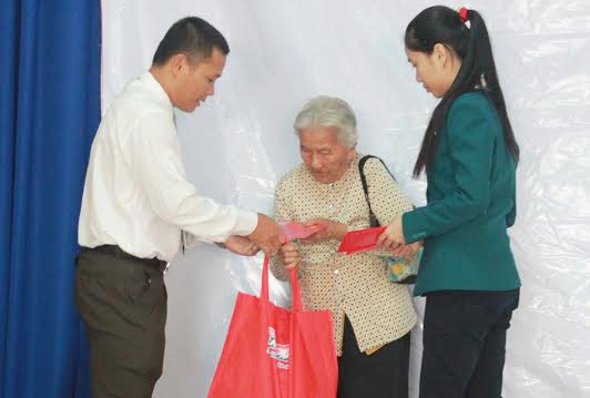 Đại diện ngân hàng Kiên Long trao quà cho bà con nhân dân