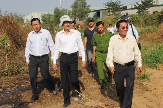 Phó chủ tịch UBND tỉnh Võ Văn Chánh đã đi kiểm tra tình trạng khắc phục ô nhiễm của Công ty CP môi trường Đồng Xanh ở phường Trảng Dài (TP. Biên Hòa)