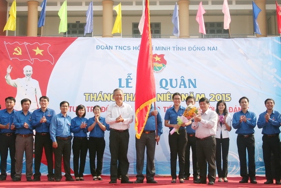 Các đại biểu chúc mừng Ban Chỉ đạo Tháng thanh niên năm 2015