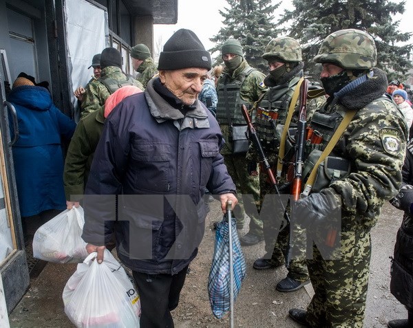 Người dân Ukraine sơ tán khỏi thị trấn Debaltseve. (Ảnh: AFP/TTXVN)