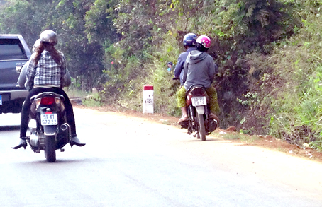 Dốc đèo Mẹ Bồng Con trên quốc lộ 1 còn thiếu hộ lan bảo đảm an toàn giao thông cho xe 2 bánh.