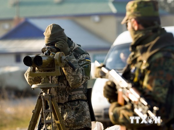 Binh lính Ukraine tại trạm kiểm soát thuộc khu vực miền đông Lugansk. (Nguồn: AFP/TTXVN)