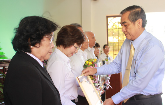 Đồng chí Trần Văn Tư trao bằng khen cho các hội thẩm nhân dân có thành tích xuất sắc