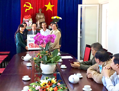 Lãnh đạo Sở GD-ĐT Đồng Nai (đứng đầu, bên phải) trao 150 triệu đồng cho lãnh đạo Sở GD-ĐT tỉnh Lâm Đồng. 