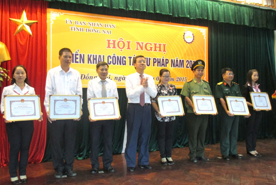 Chủ tịch UBND tỉnh Đinh Quốc Thái tuyên dương những tập thể, cá nhân tiêu tiểu trong công tác tư pháp 2014. 