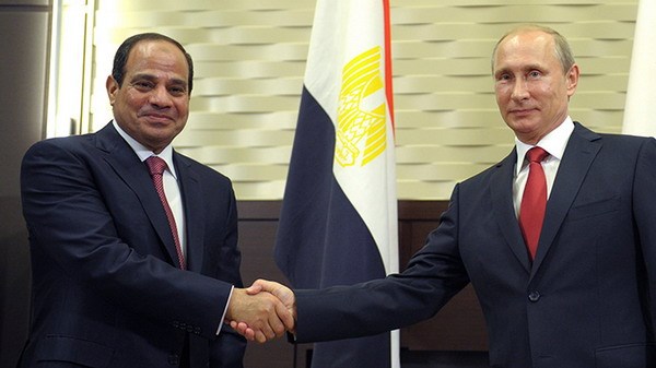 Tổng thống Nga Putin (phải) và người đồng cấp Ai Cập Abdel Fatah al-Sisi. (Nguồn: Reuters/str)