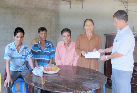 Đại diện Báo Đồng Nai trao tiền cho gia đình bà Lài