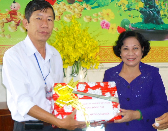 Bùi Ngọc Thanh trao quà cho đại diện Ban giám đốc Trung tâm nuôi dạy trẻ mồ côi khuyết tật tỉnh