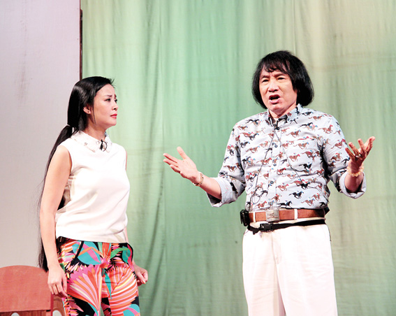 Nghệ sĩ Minh Dương (phải) đang trên sàn tập vở Nửa đời hương phấn