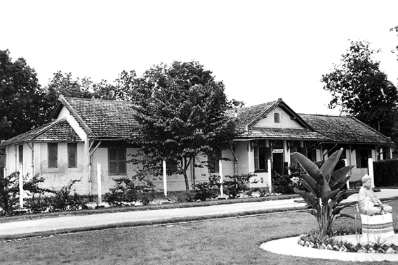 3. Trú xá người điên ở Biên Hòa được xây dựng năm 1915. Người dân địa phương quen gọi với cái tên: Nhà thương điên Biên Hòa. (địa điểm hiện nay là Bệnh viện Tâm Thần Trung Ương II)