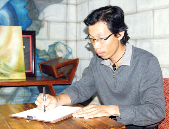 Trước khi vẽ bằng bút sắt lên gỗ, anh Nguyễn Quốc Trọng luôn phải phác thảo lên giấy.