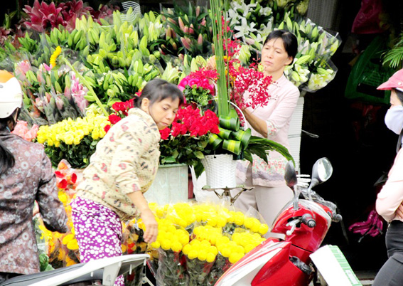   Các cửa hàng bán hoa và cây kiểng trang trí tết luôn đắt khách.