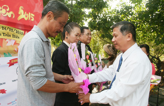 Phó trưởng ban thường trực Ban Tuyên giáo Tỉnh ủy Đặng Mạnh Trung tặng hoa cho ban giám khảo làm nhiệm vụ chấm giải tại Hội hoa xuân Trấn Biên.