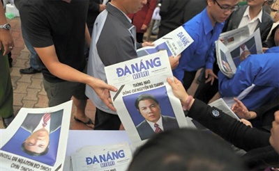 Hàng trăm tờ báo Đà Nẵng cuối tuần viết về nguyên Bí thư Thành ủy TP đã được phát hết cho mọi người.